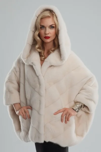 Bonita dama en abrigo de piel con capucha —  Fotos de Stock