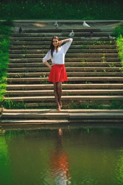 park ayakta merdivenlerde suya yakın güzel kız