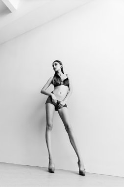 uzun bacakları ile genç kızın siyah beyaz portre