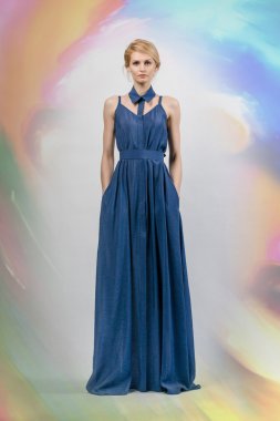 hoş kız uzun deniz mavi elbise ve derin kesik studio poz