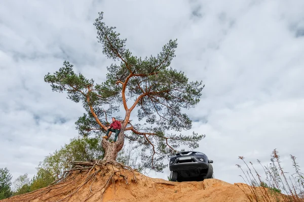 Safari de vehículos todo terreno en la cima de la colina — Foto de Stock