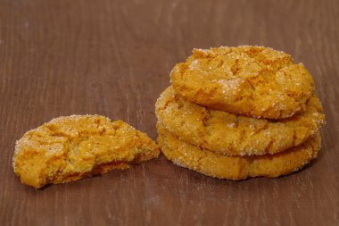 Fındıklı kurabiye ahşap plaka üzerinde