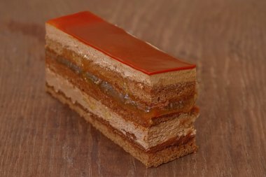 ahşap plaka üzerinde çikolatalı bisküvi kek