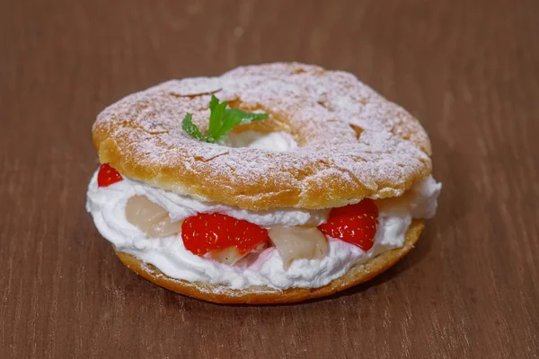 Torta, eper és tejszín, a fából készült lemez — Stock Fotó