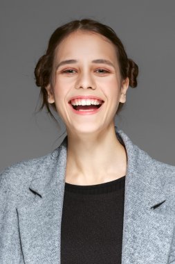 gri sıcak palto gülüyor içinde çok güzel genç bayan