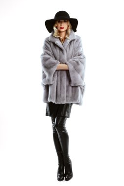 çekici Bayan gri kürk manto, büyük şapka ve yüksek deri çizme