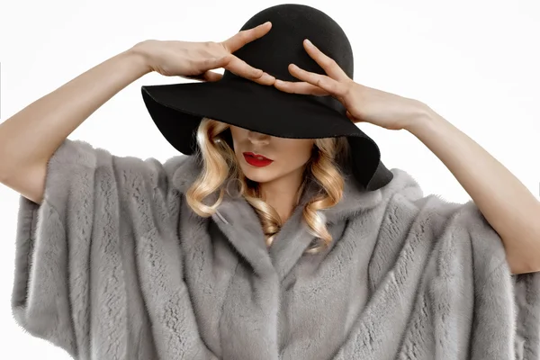Attraktive Dame im grauen Pelzmantel mit großem Hut — Stockfoto