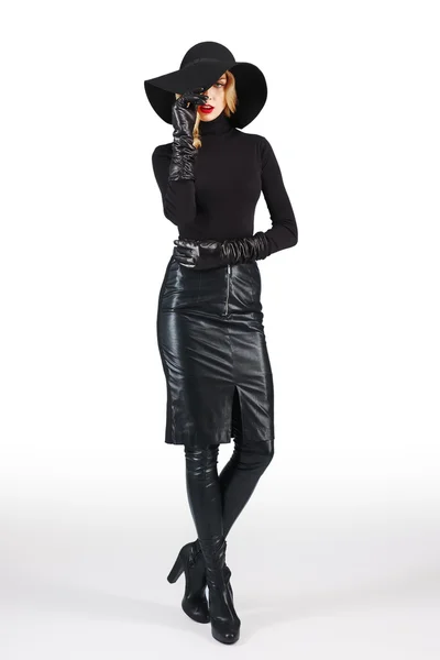 검은 스웨터, 큰 모자와 높은 가죽 부츠에 매력적인 여자 — 스톡 사진