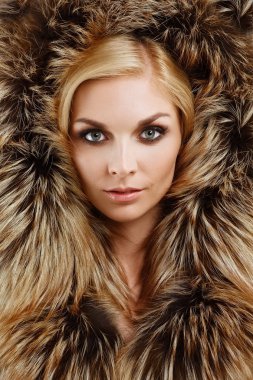 kürk başlıklı Kırmızı dudaklar ile çekici sarışın Bayan