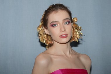 Altın halkahalka çiçeklerin güzel kız