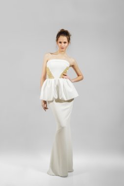 Genç Bayan moda elbiseyle poz