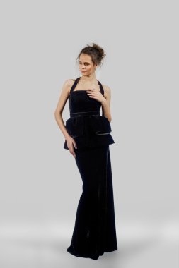 Genç Bayan moda elbiseyle poz