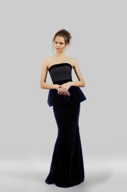 Genç Bayan moda elbiseyle poz