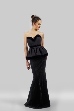 Genç Bayan moda elbiseyle poz