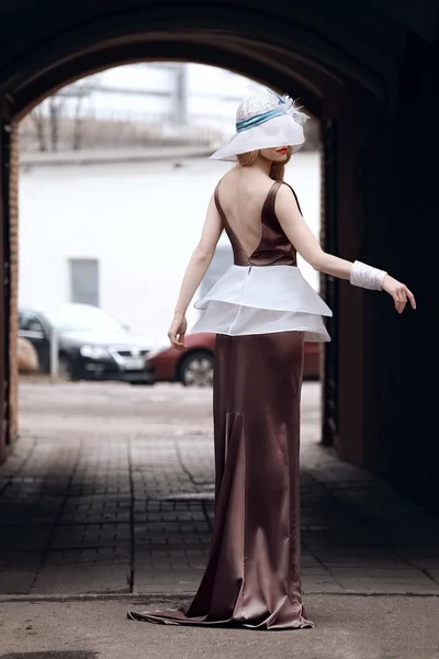 Молодая леди позирует в ретро платье — стоковое фото