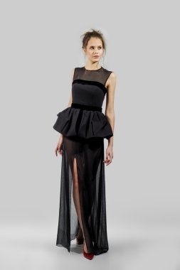 Genç Bayan moda elbiseyle poz