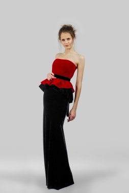 Genç Bayan moda elbiseyle poz