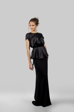 Genç Bayan moda elbiseyle poz