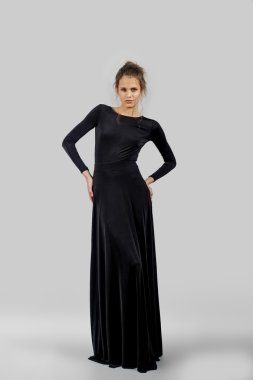 Genç Bayan moda elbiseyle poz