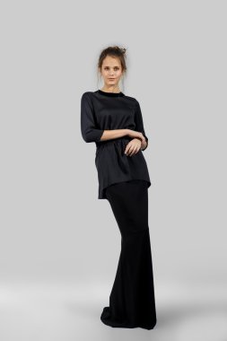 Genç Bayan moda elbiseyle poz