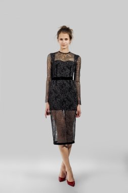 Genç Bayan moda elbiseyle poz