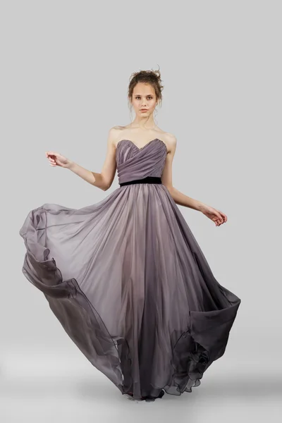 Genç Bayan moda elbiseyle poz
