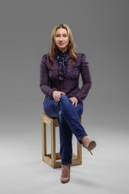 boyutu artı model Studio sandalye üzerinde poz