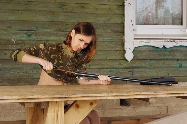 Bonito menina limpeza barril de caça rifle — Fotografia de Stock