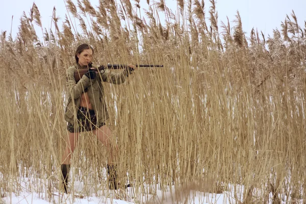 Bonita chica sosteniendo barril de rifle de caza — Foto de Stock
