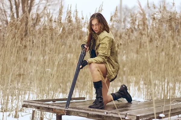 Menina bonita segurando rifle de caça — Fotografia de Stock