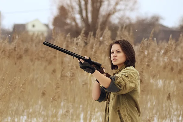Menina bonita com rifle de caça — Fotografia de Stock