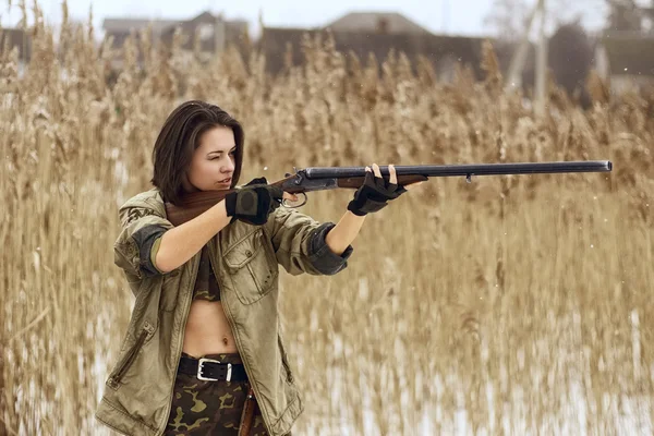 Menina bonita com rifle de caça — Fotografia de Stock