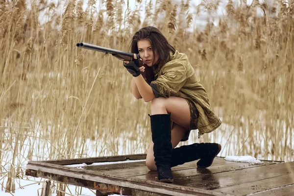 Menina bonita atirando de rifle de caça — Fotografia de Stock
