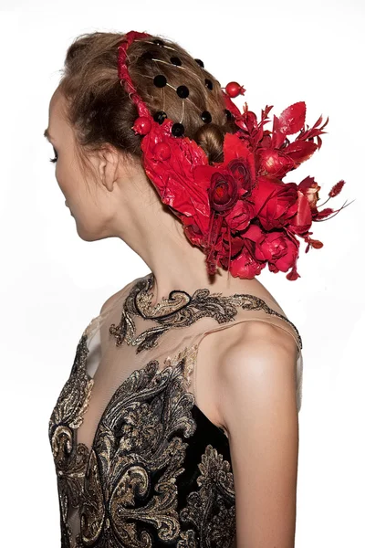 Bella ragazza in rosso circlet di fiori in capelli — Foto Stock