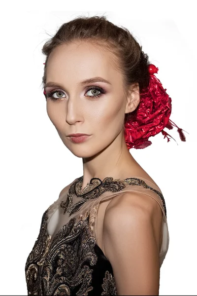 髪の花の赤いなサークレットでかわいい女の子 — ストック写真