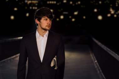 Gazete bir köprü ile takım elbiseli adam