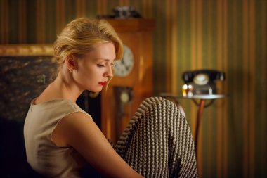 odada yalnız kadın