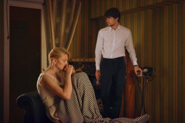 adam odada yalnız kadın 