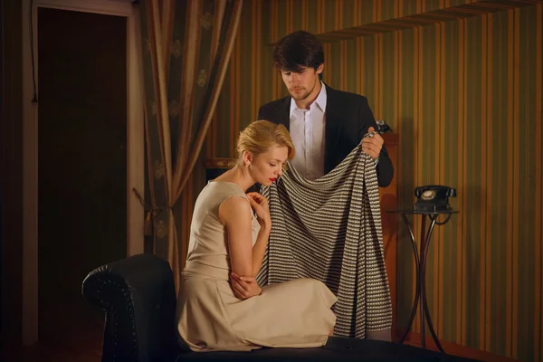 adam odada yalnız kadın 