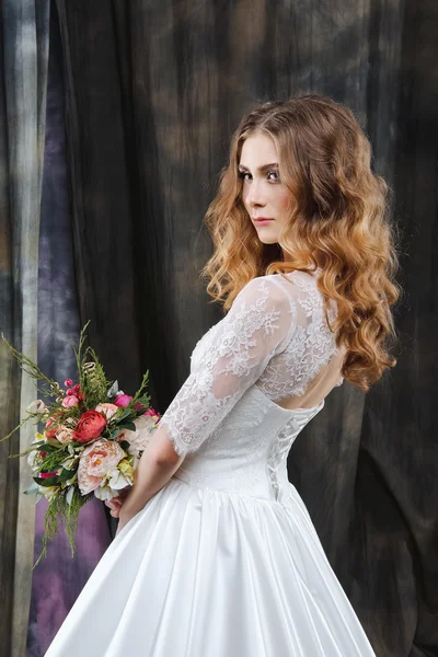 Portret ładnej panny młodej w sukni ślubnej — Zdjęcie stockowe