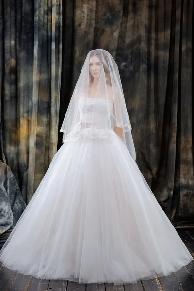 Szép menyasszony, esküvői ruha teljes hossza portréja — Stock Fotó