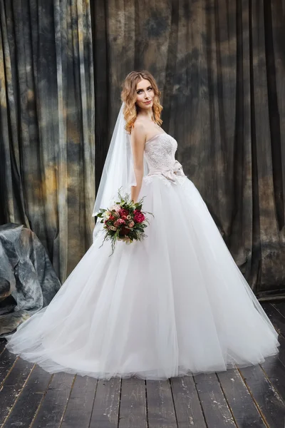 Szép menyasszony, esküvői ruha teljes hossza portréja — Stock Fotó