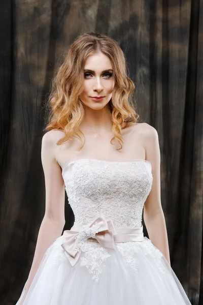 Портрет красивой невесты в свадебном платье — стоковое фото