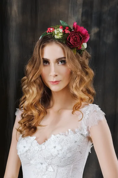 Retrato de novia bonita en vestido de novia —  Fotos de Stock