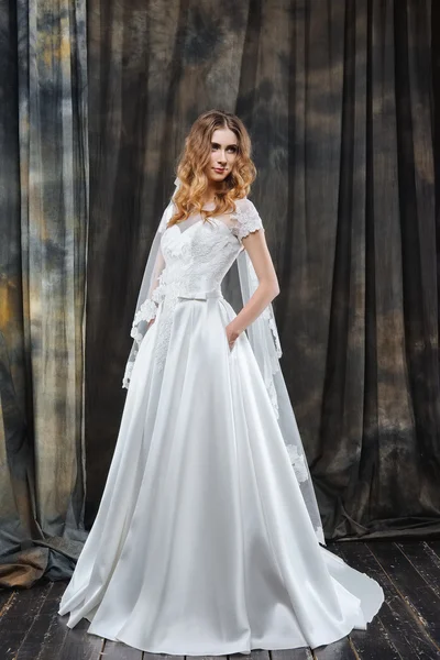 Ganzkörperporträt der hübschen Braut im Brautkleid — Stockfoto