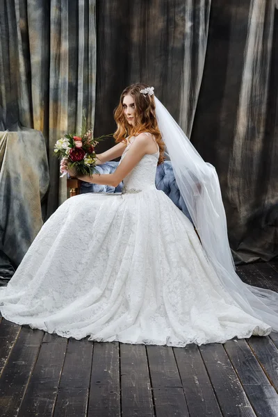 Retrato de novia bonita en vestido de novia sentado en sillón —  Fotos de Stock