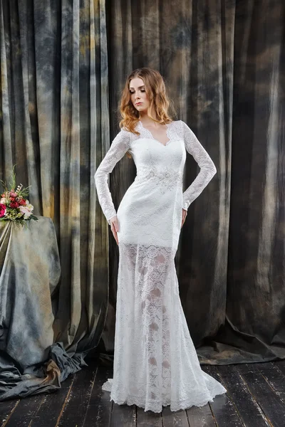 Retrato de comprimento total da noiva bonita no vestido de noiva — Fotografia de Stock