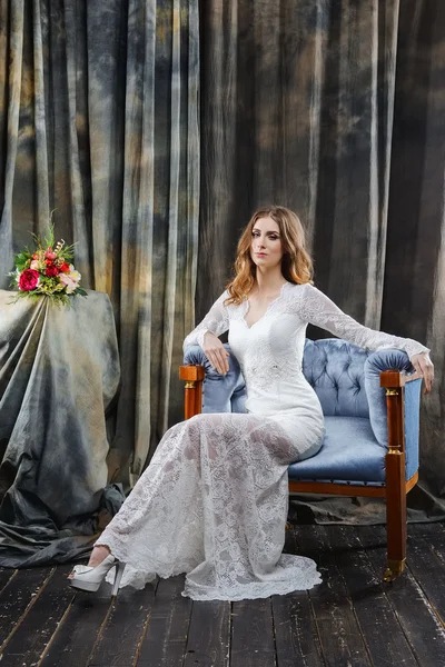 Retrato de novia bonita en vestido de novia sentado en sillón —  Fotos de Stock