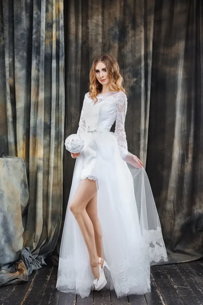 Retrato de comprimento total de noiva bonita em vestido de casamento curto — Fotografia de Stock