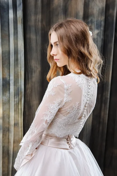 Retrato de novia bonita en vestido de novia —  Fotos de Stock